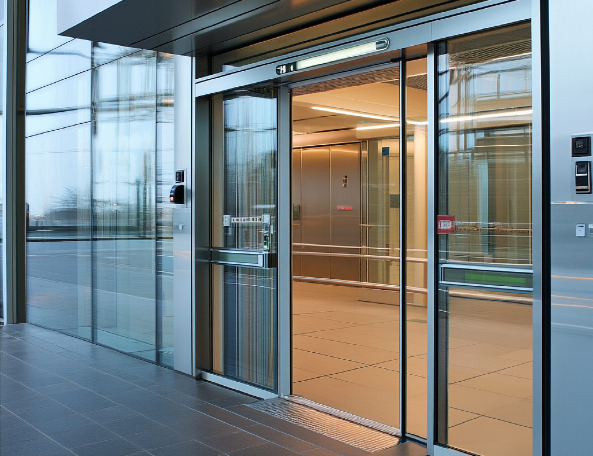 porta automatica aziendale in vetro sottoposta a riparazioni porte automatiche per migliorare efficienza e flusso di accesso